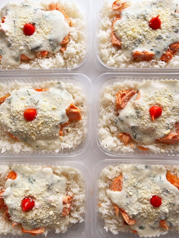 ESGOTA MUITO RÁPIDO! Salmão ao creme de espinafre (190g), arroz branco (160g) - prato sem glúten