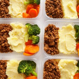 Carne moída (120g), legumes (80g), purê de batata (150g) – prato sem glúten
