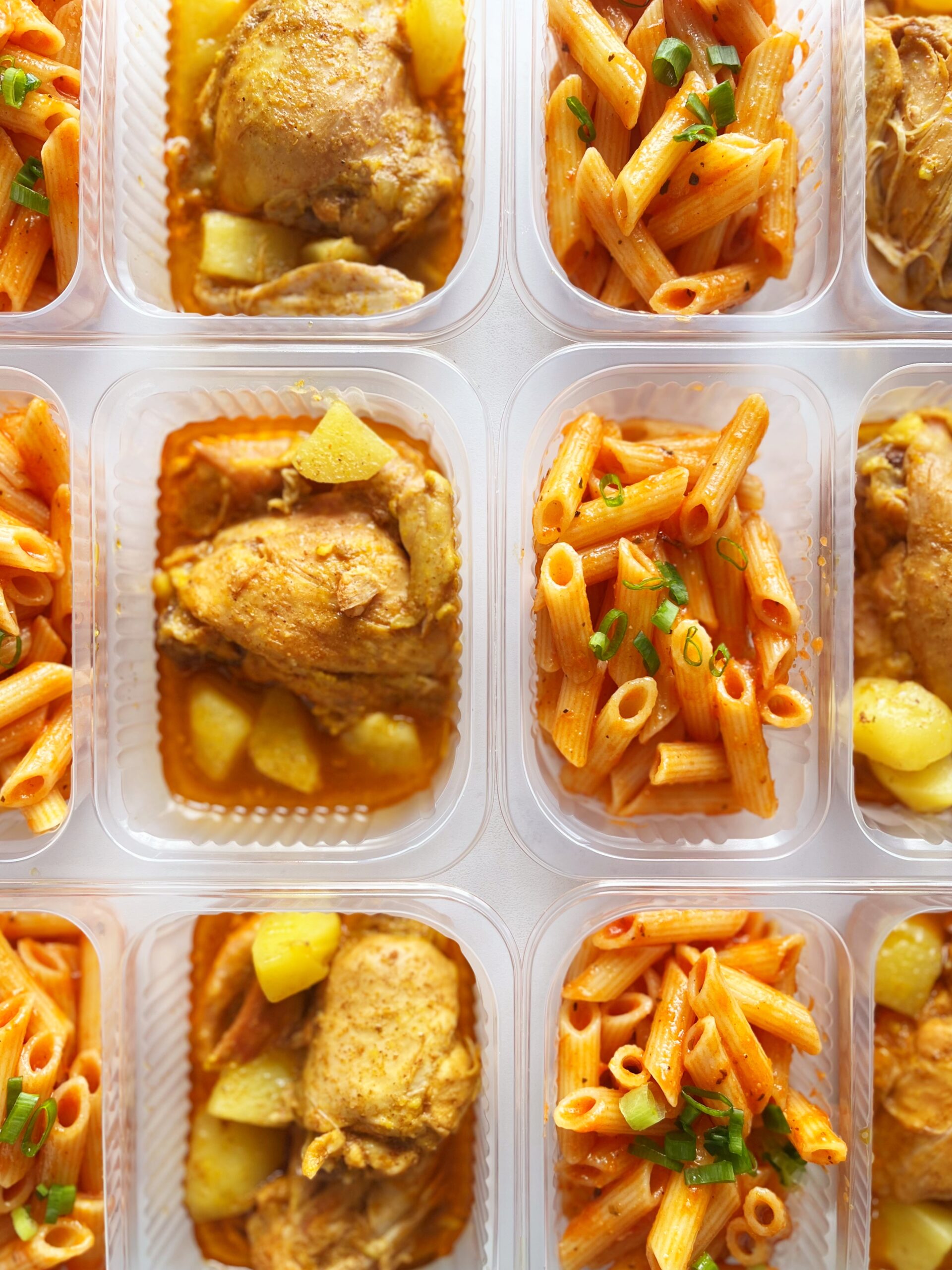 Sobrecoxa ensopada com batatinha (200g, contém osso), macarrão (150g) - prato sem glúten/lactose