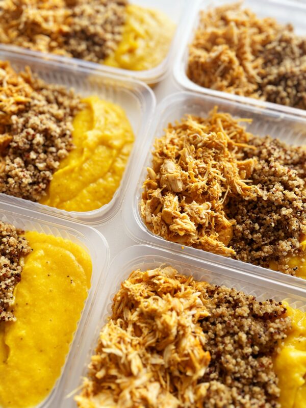 Frango desfiado (120g), quinoa (80g), purê de banana da terra (150g) - prato sem glúten/lactose