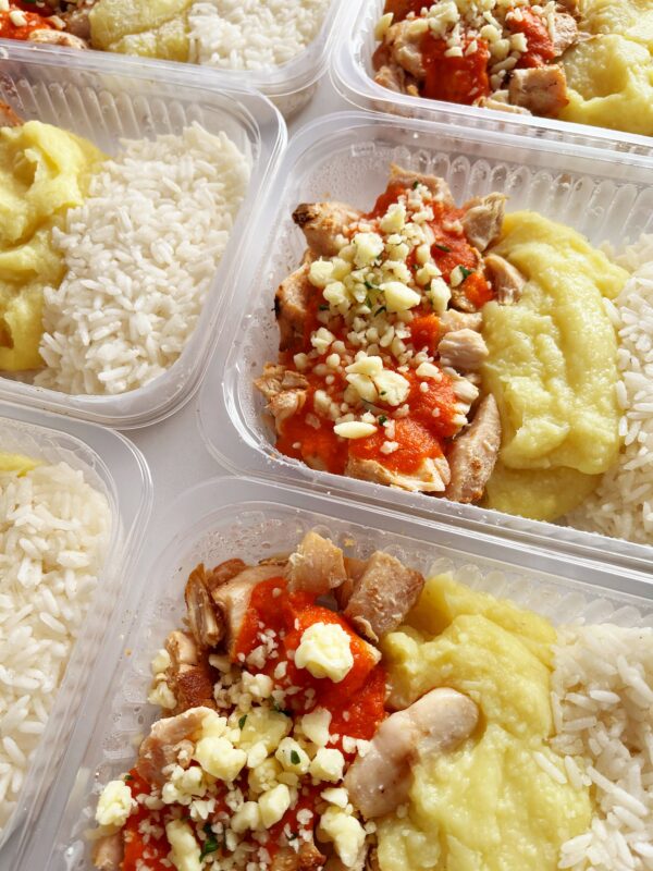Parmegiana fit de frango (110g), purê de batata doce (150g), arroz branco (90g) - prato sem glúten
