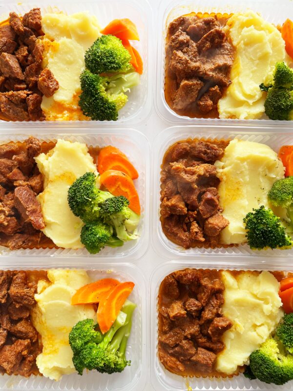 Carne ensopada (150g), purê de batata doce (150g), brócolis e cenoura (50g) - prato sem glúten/lactose