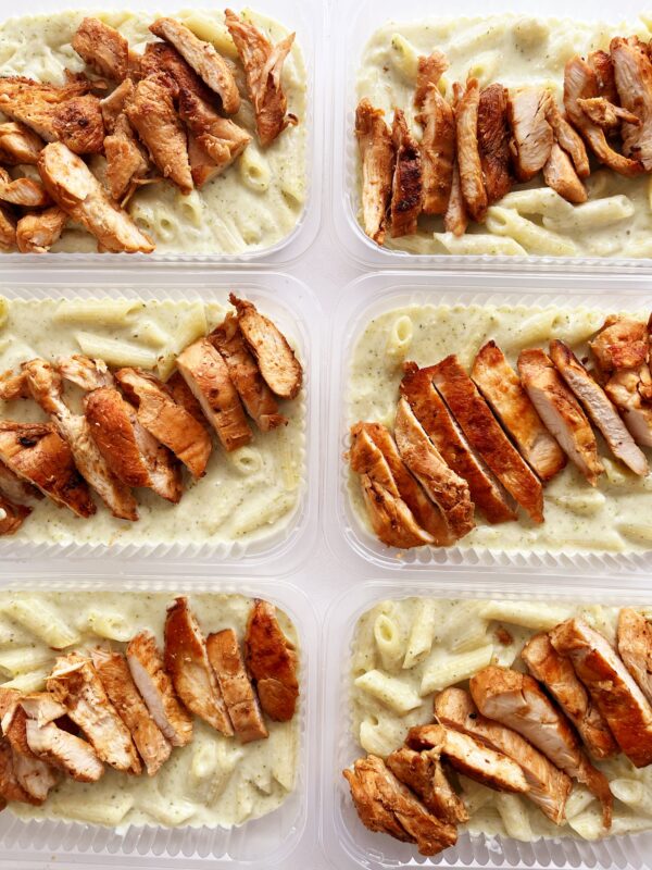 Frango grelhado (100g), massa ao molho cremoso de brócolis (200g) - prato sem glúten