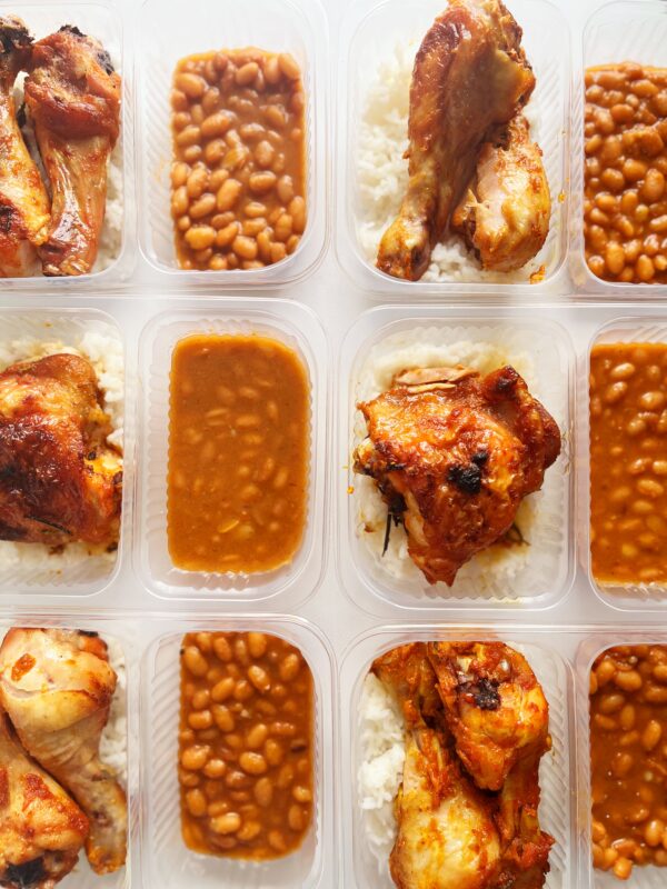 Frango de padaria (160g), arroz branco (80g), feijão carioca (110g) - prato sem glúten/lactose