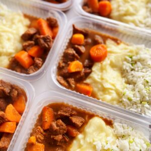 Carne com cenoura (130g), purê de batata (140g), arroz com brócolis (80g) – prato sem glúten