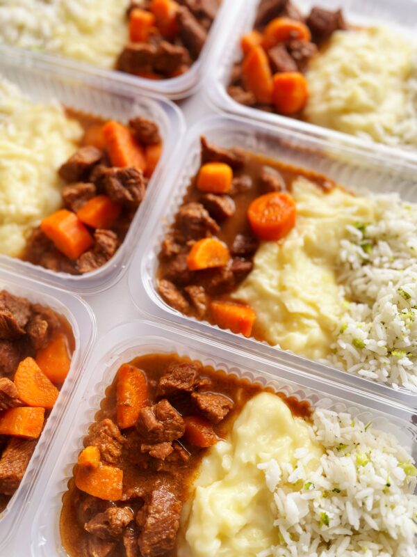 Carne com cenoura (130g), purê de batata (140g), arroz com brócolis (80g) - prato sem glúten