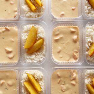 Strogonoff de camarão (200g), arroz branco e batata rústica (150g) – prato sem glúten