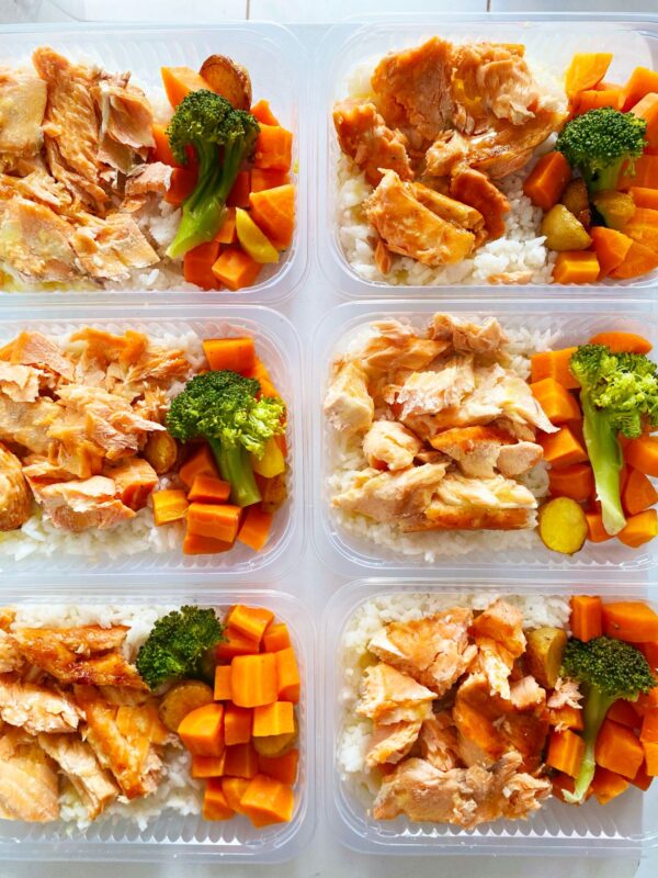 Salmão ao molho de laranja (130g), legumes (90g), arroz branco (130g) - prato sem glúten/lactose