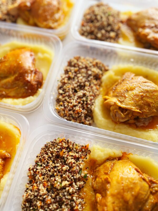 Sobrecoxa cozida (140g), quinoa (80g), purê de batata (130g) – prato sem glúten