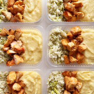 NOVIDADE! Filé de frango assado (100g), purê queijudo de batata (150g), arroz com brócolis (100g) – prato sem glúten