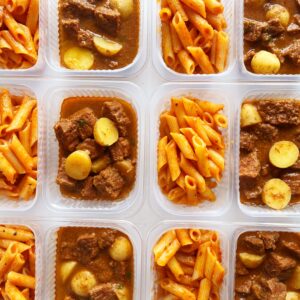 Lombo bovino com batatinhas (200g), e macarrão (150g) – prato sem glúten/lactose