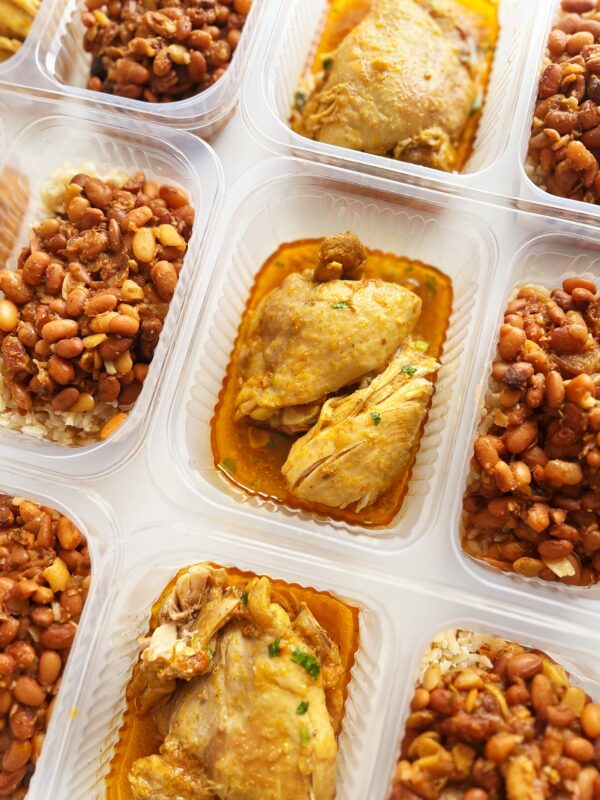 Sobrecoxa ensopada (130g), feijão carioca (150g), arroz integral (70g) – prato sem glúten/lactose