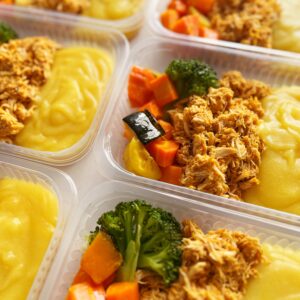 Frango desfiado (120g), purê de mandioquinha (150g), legumes (80g) – prato sem glúten/lactose