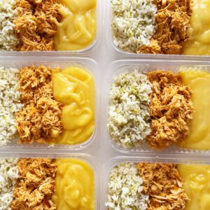 Frango desfiado (120g), arroz com brócolis (80g), purê de batata doce (150g) – prato sem glúten/lactose