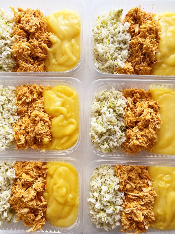 Frango desfiado (120g), arroz com brócolis (80g), purê de mandioquinha (150g) – prato sem glúten/lactose
