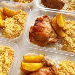 Frango de padaria (130g), farofa com cenoura (80g), batata rústica (40g), arroz branco (100g) – prato sem glúten