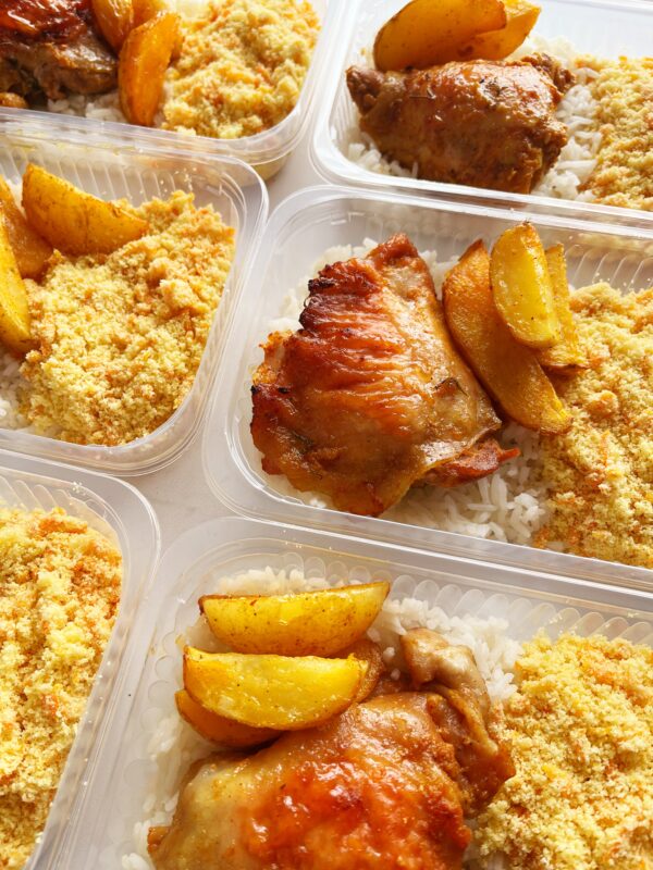 Frango de padaria (130g), farofa com cenoura (80g), batata rústica (40g), arroz branco (100g) - prato sem glúten