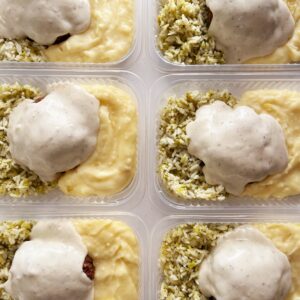 Polpetone de carne ao molho gorgonzola (150g), purê de batata (130g), arroz com salsinha (70g) – prato sem glúten