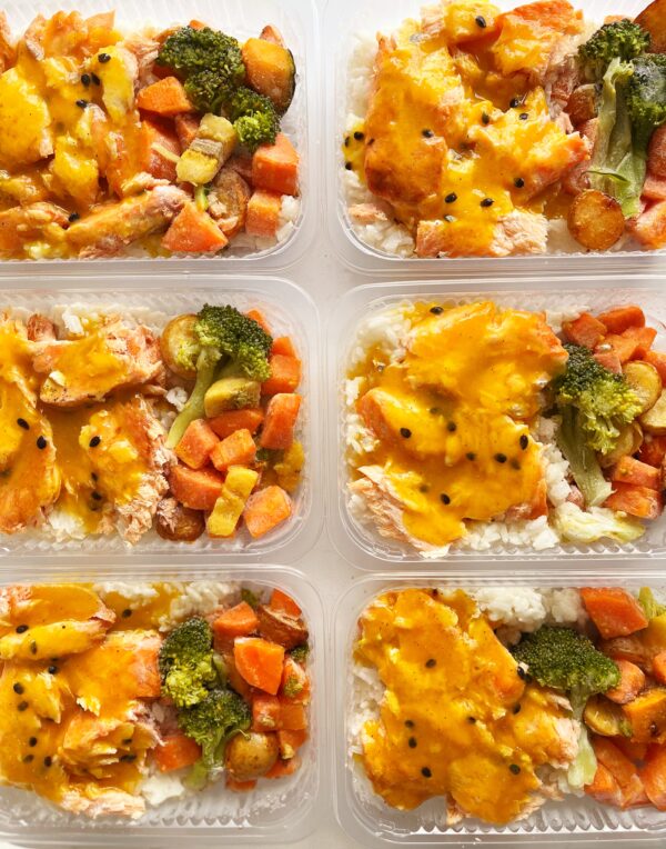 Salmão ao molho de maracujá (130g), legumes (90g), arroz branco (130g) – prato sem glúten/lactose
