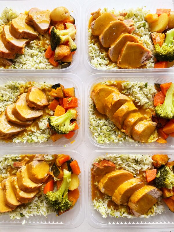 Filé suíno ao molho de mostarda e mel (150g), arroz com brócolis (120g), legumes (80g) - prato sem glúten