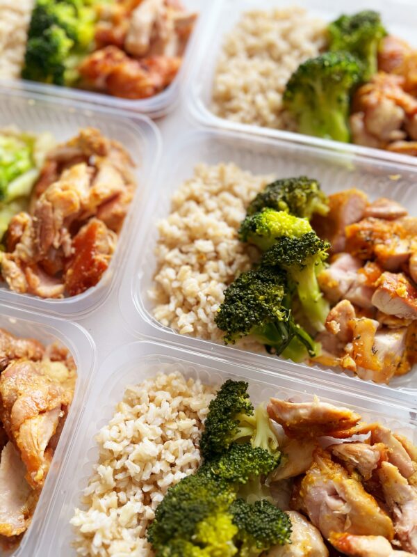 Frango assado (em lascas, sem osso, 120g), arroz integral (120g), brócolis (60g) - prato sem glúten/lactose