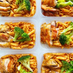 Sobrecoxa DESOSSADA (110g), brócolis (40g), macarrão (200g) – prato sem glúten/lactose