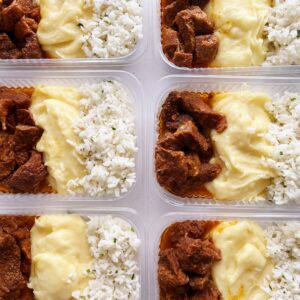 Fraldinha desmanchando (120g), purê queijudo (150g), arroz (80g) – prato sem glúten/lactose