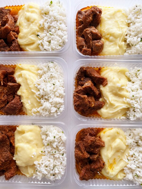 NOVIDADE! Fraldinha desmanchando (120g), purê queijudo (150g), arroz (80g) - prato sem glúten/lactose
