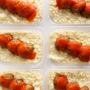 Polpetone funcional de PATINHO com legumes ao sugo (140g), risoto de alho poró (210g) – prato sem glúten