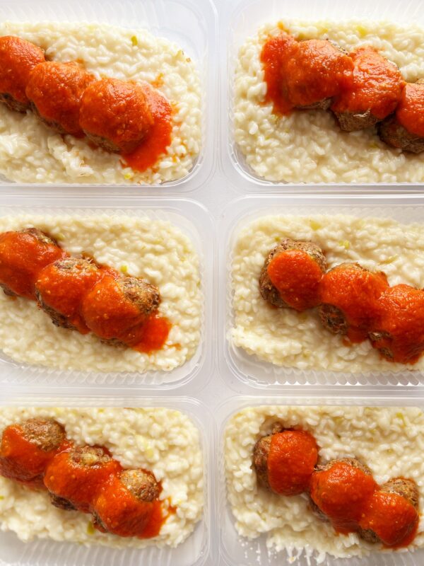 Polpetone funcional de PATINHO com legumes ao sugo (140g), risoto de alho poró (210g) - prato sem glúten