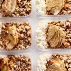 NOVIDADE! Alcatra suína (140g, contém gordura), feijão tropeiro (140g), arroz branco (70g) – prato sem glúten/lactose