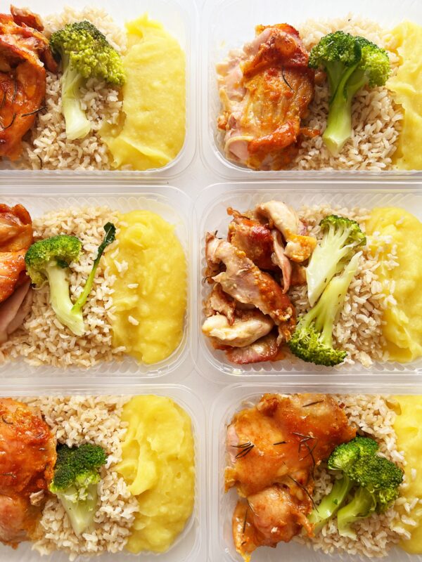 Sobrecoxa em lascas (110g), purê de mandioquinha (130g), arroz integral e brócolis (110g) - prato sem glúten/lactose