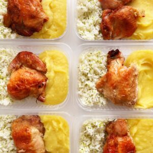 Sobrecoxa DESOSSADA (120g), purê de mandioquinha (150g), arroz com brócolis (80g) – prato sem glúten/lactose