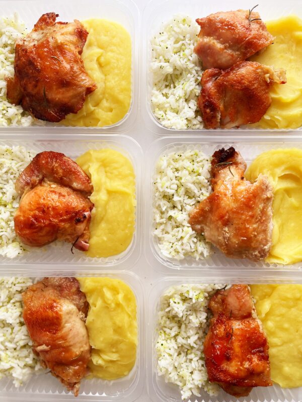 Sobrecoxa DESOSSADA (120g), purê de mandioquinha (150g), arroz com brócolis (80g) - prato sem glúten/lactose