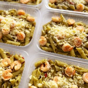 ESGOTA RÁPIDO! Massa ao pesto com camarões, tomate e parmesão – prato sem glúten (300g)