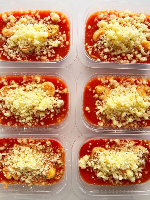 Porção - camarões ao molho de tomate e parmesão (200g)