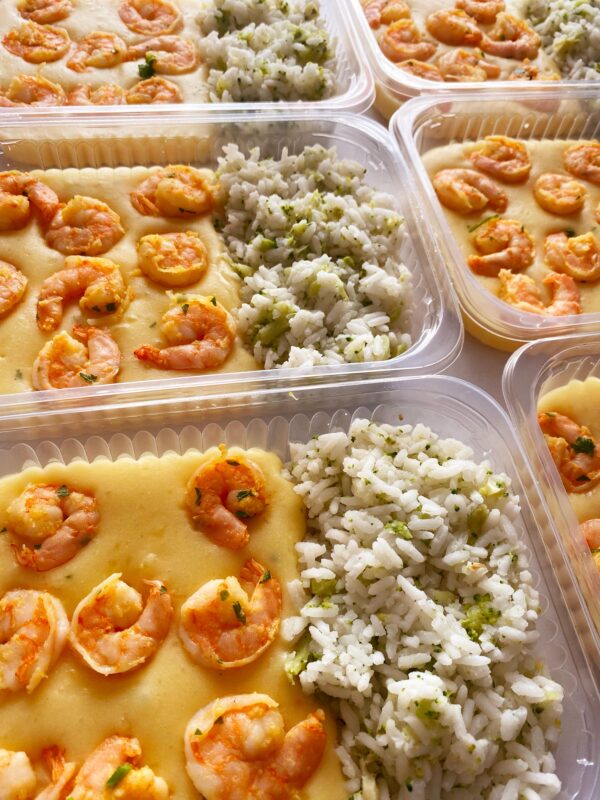 ESGOTA VOANDO! Creme de aipim com camarões (230g), arroz com brócolis (120g) - prato sem glúten