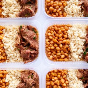 Bife de panela (130g), feijão carioca (140g), arroz integral (80g) – prato sem glúten/lactose