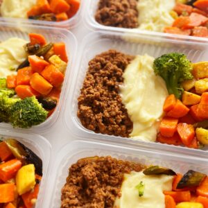 Carne moída (120g), legumes (80g), purê de raízes (150g) – prato sem glúten/lactose