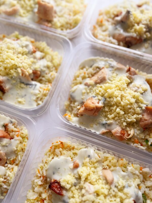 Frango ao creme de espinafre (200g), arroz colorido (150g) – prato sem glúten