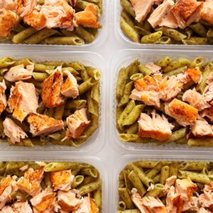 ESGOTA VOANDO! Massa ao pesto com salmão maçaricado – prato sem glúten (350g)