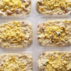 Arroz cremoso com sobrecoxa em lascas aos três queijos – prato sem glúten (350g)