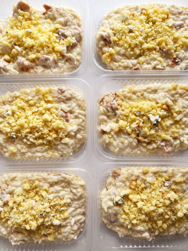 Arroz cremoso com sobrecoxa em lascas aos três queijos - prato sem glúten (350g)