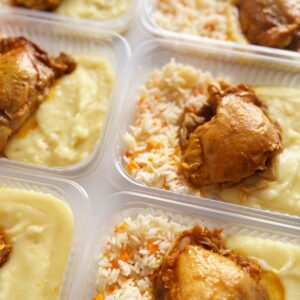Sobrecoxa cozida (130g), purê queijudo de batata (140g), arroz com cenoura (80g) – prato sem glúten