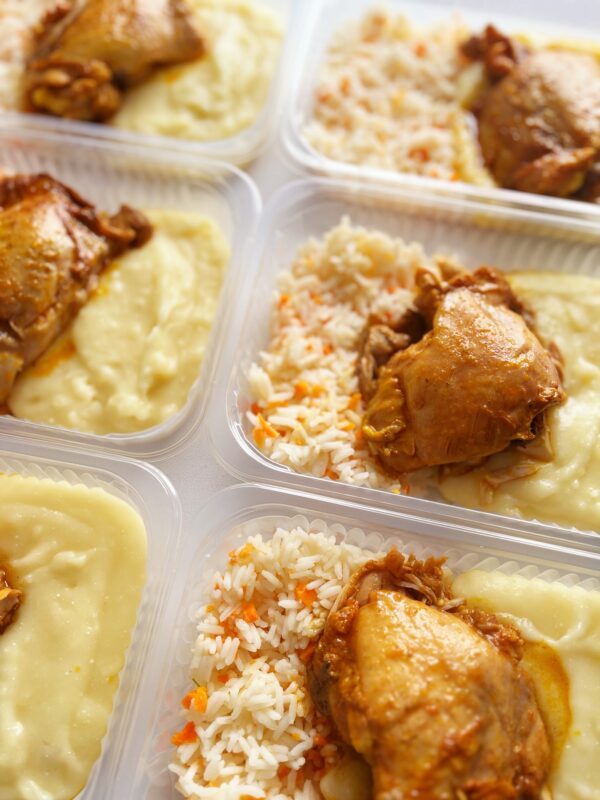 Sobrecoxa cozida (130g), purê queijudo de batata (140g), arroz com cenoura (80g) - prato sem glúten