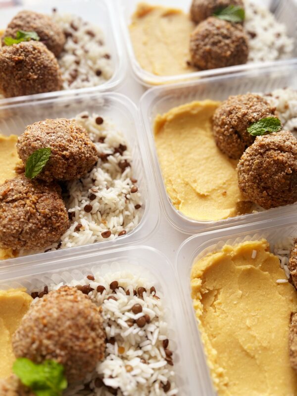 Mini quibes assados de carne (130g), purê de grão de bico (130g), arroz com lentilha (90g) - prato sem lactose