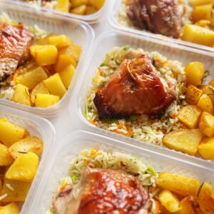 Frango de padaria (140g), batata ao forno (90g), arroz colorido (120g) – prato sem glúten/lactose