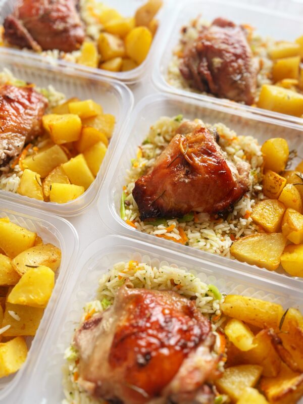 Frango de padaria (140g), batata ao forno (100g), arroz colorido (110g) - prato sem glúten/lactose