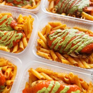Filé de frango grelhado ao sugo e pesto (150g), penne sem glúten (200g)