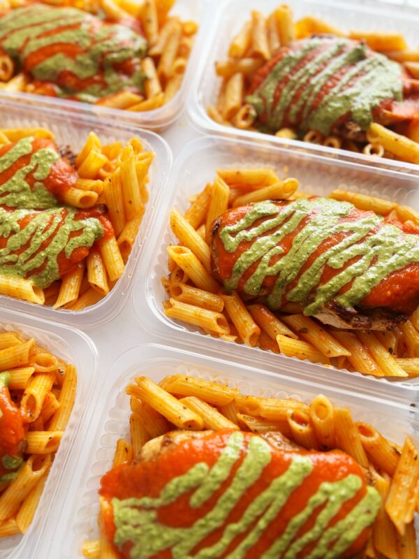 Filé de frango grelhado ao sugo e pesto (150g), macarrão sem glúten (200g)